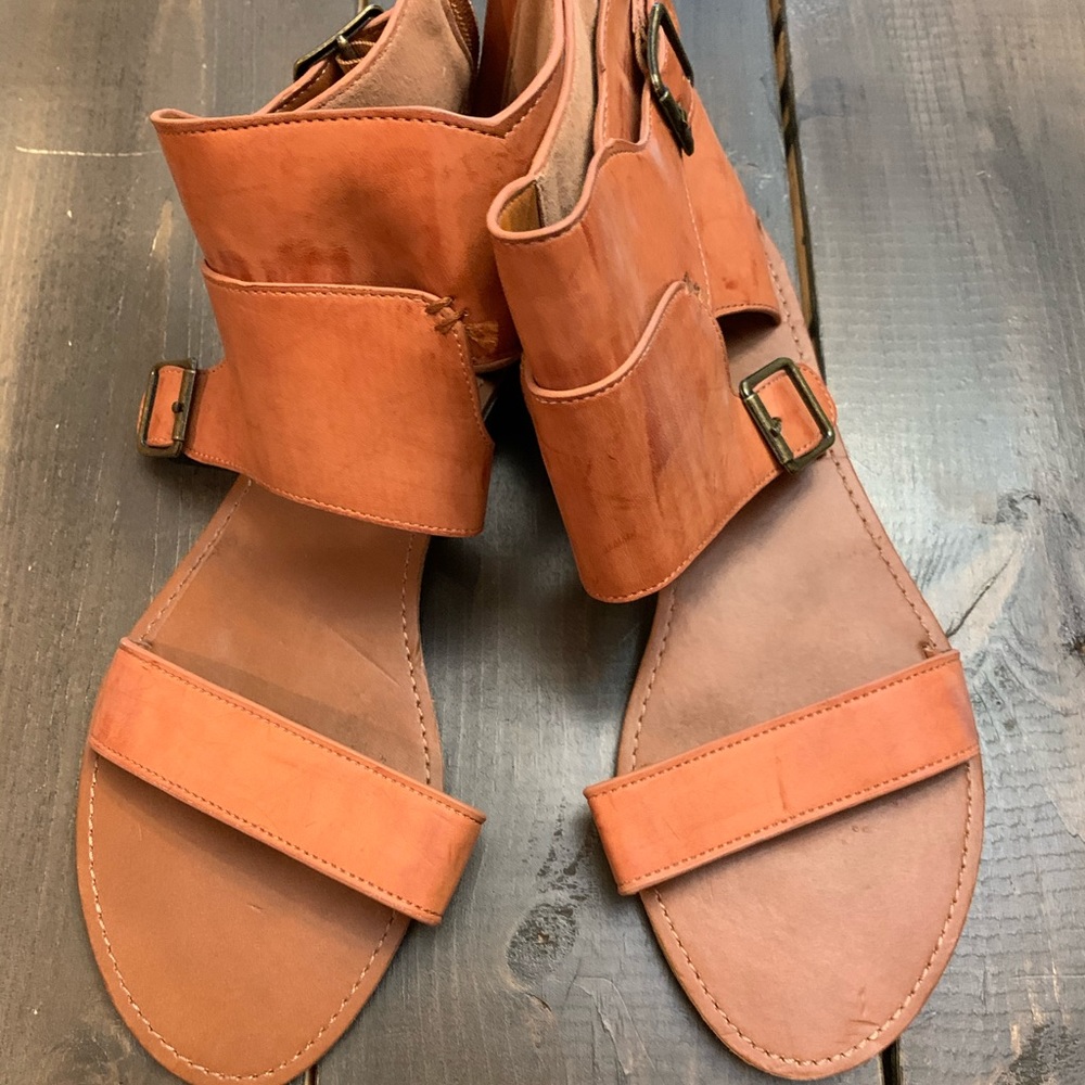 NWOT man-made brown leather- look sandals size 9